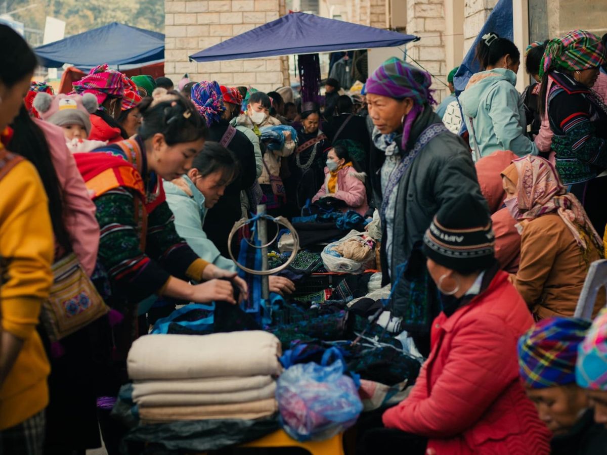 Khám phá cảnh mua bán sôi động và đầy sắc màu tại chợ phiên Sa Pa.