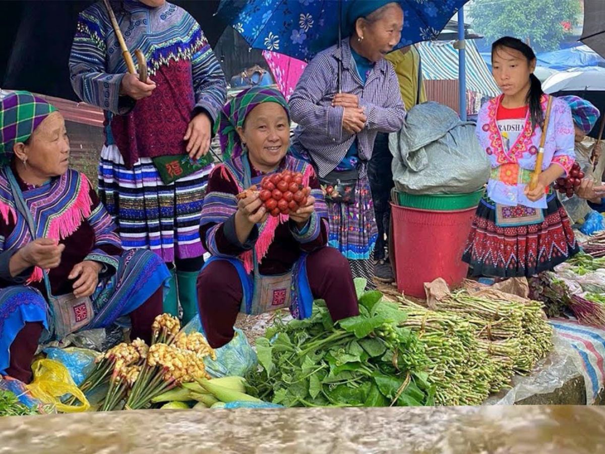 Khám phá đặc sản vùng cao trên các gian hàng chợ phiên Sa Pa.