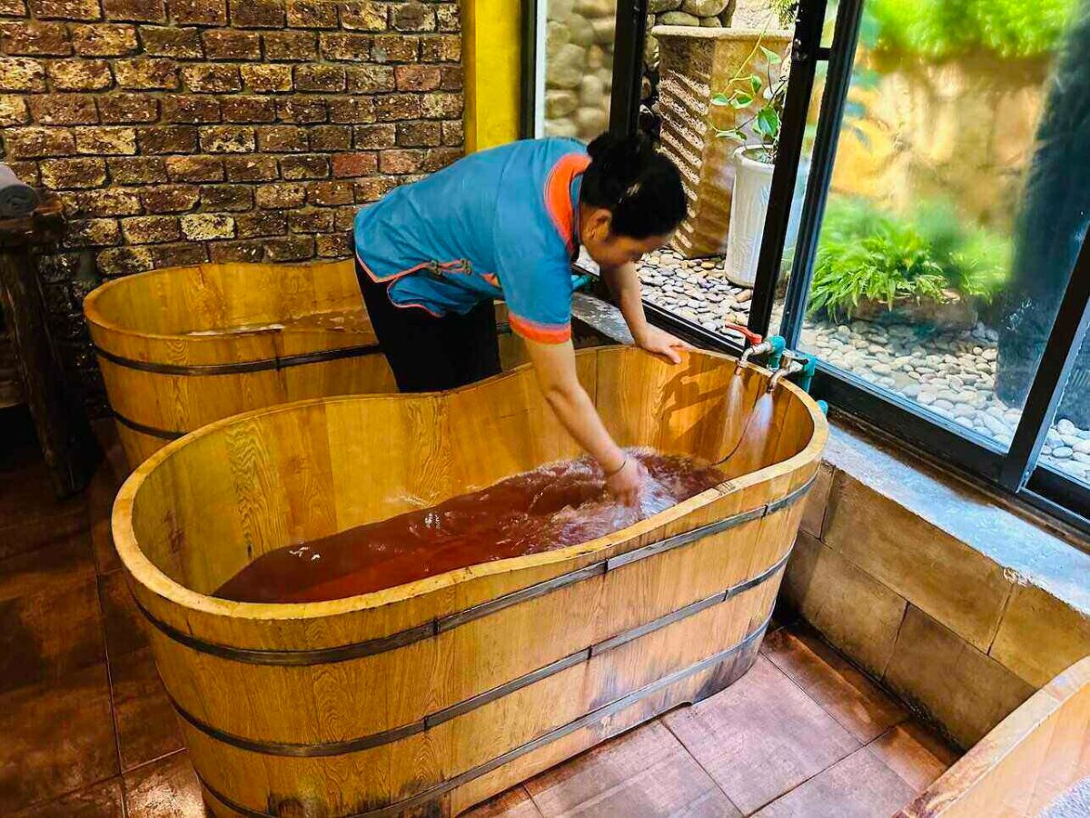 Tắm lá Dao đỏ tại Sa Pa, trải nghiệm quy trình tỉ mỉ kết hợp sức khỏe và văn hóa đặc sắc người Dao đỏ.