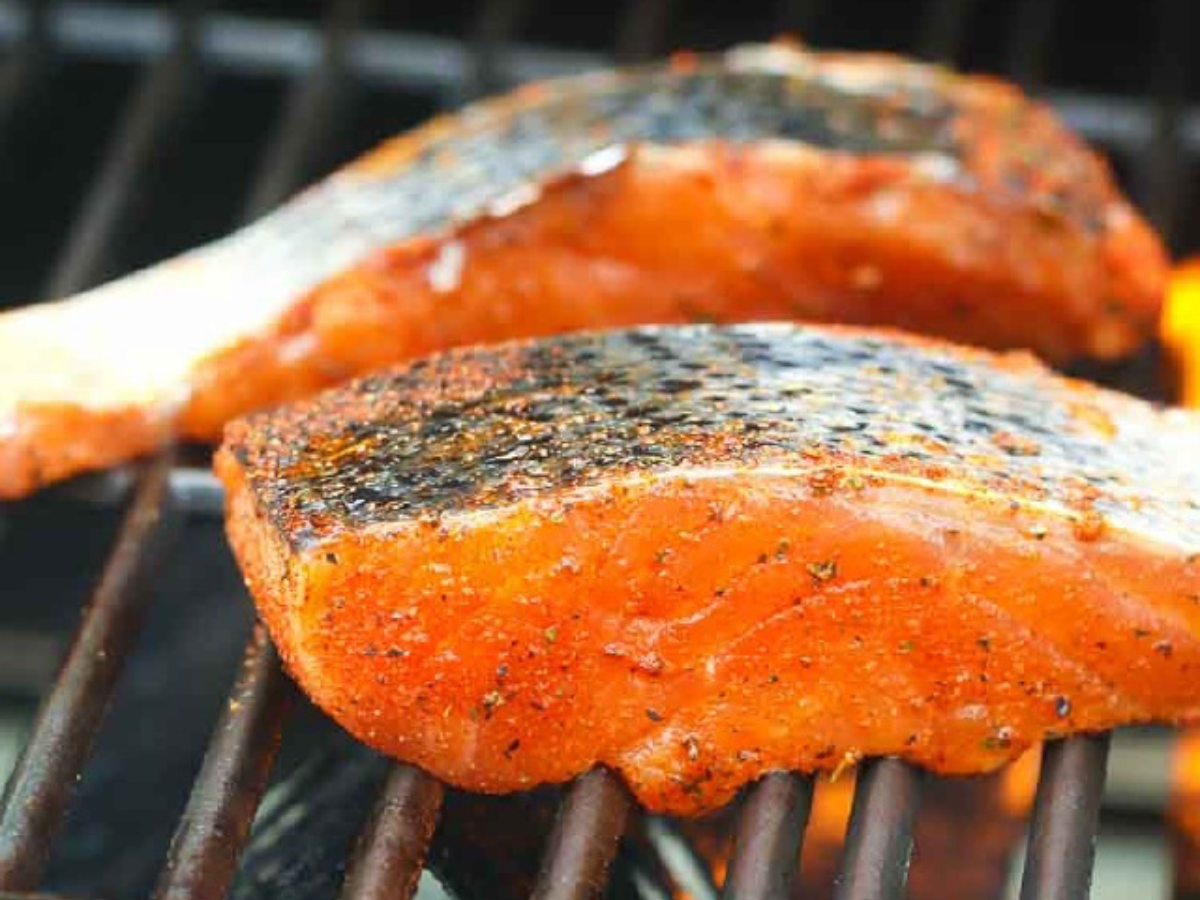 Cá hồi nướng than hồng lan tỏa hương thơm quyến rũ khó quên