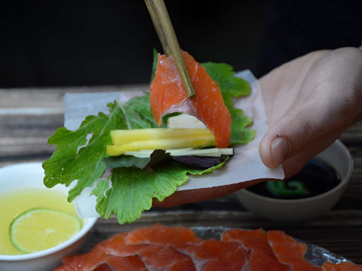 Gỏi cá hồi mang đến trải nghiệm tươi mát đậm chất vùng cao Sa Pa.