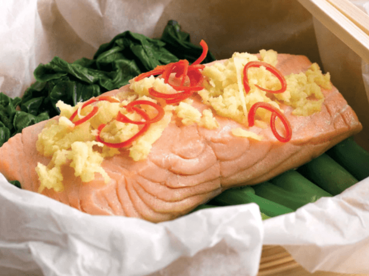 Cá hồi hấp giữ trọn vị ngọt tự nhiên và béo nhẹ tinh tế.