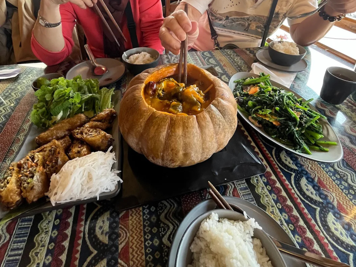 Gà đen ủ bí ngô là đặc sản trứ danh của Ô Quý Hồ.