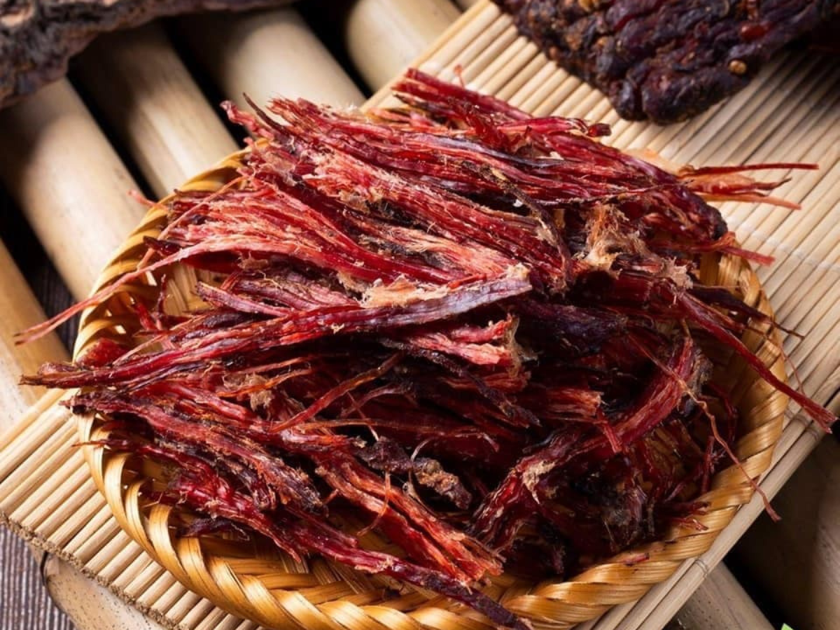 Hương vị lợn bản gác bếp đậm đà khói núi rừng Tây Bắc.