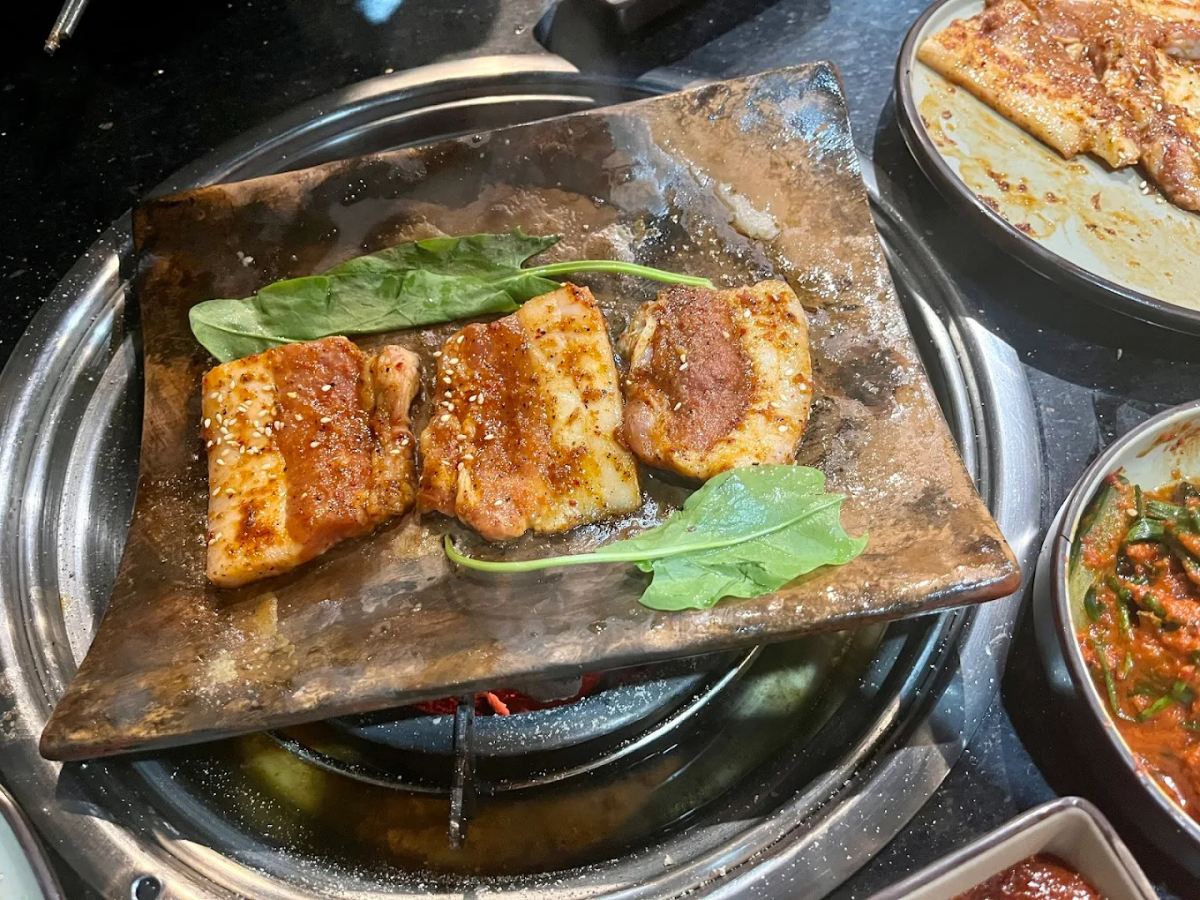 Thịt lợn nướng vàng ruộm, thơm lừng giữa tiết trời Sa Pa se lạnh