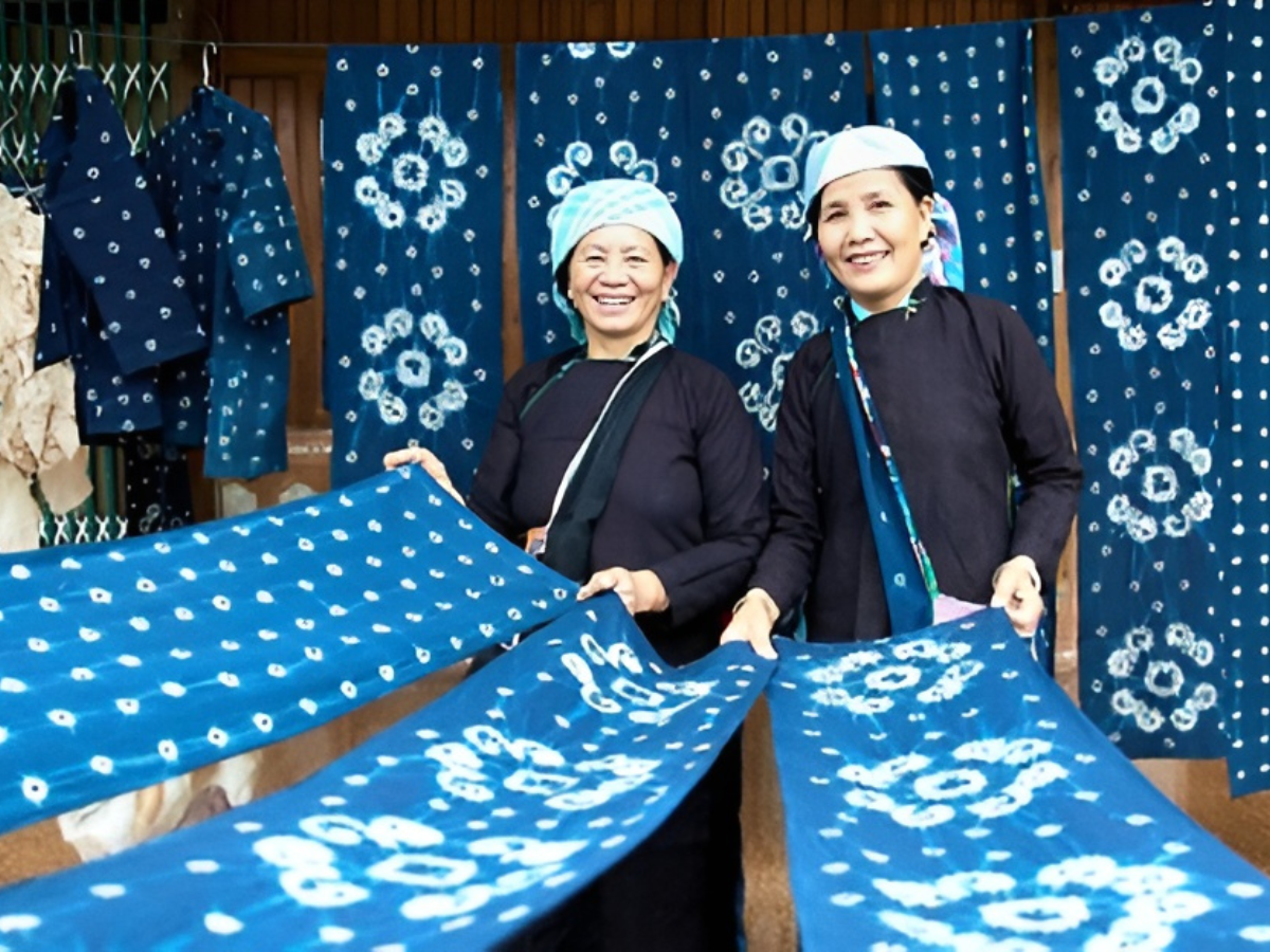 Du khách trải nghiệm dệt thổ cẩm và nhuộm chàm truyền thống