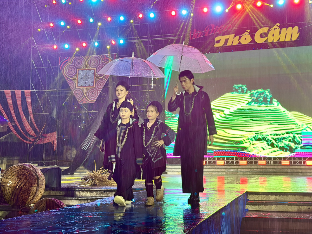 Show thời trang “Vũ điệu thổ cẩm” rực rỡ sắc màu vùng cao