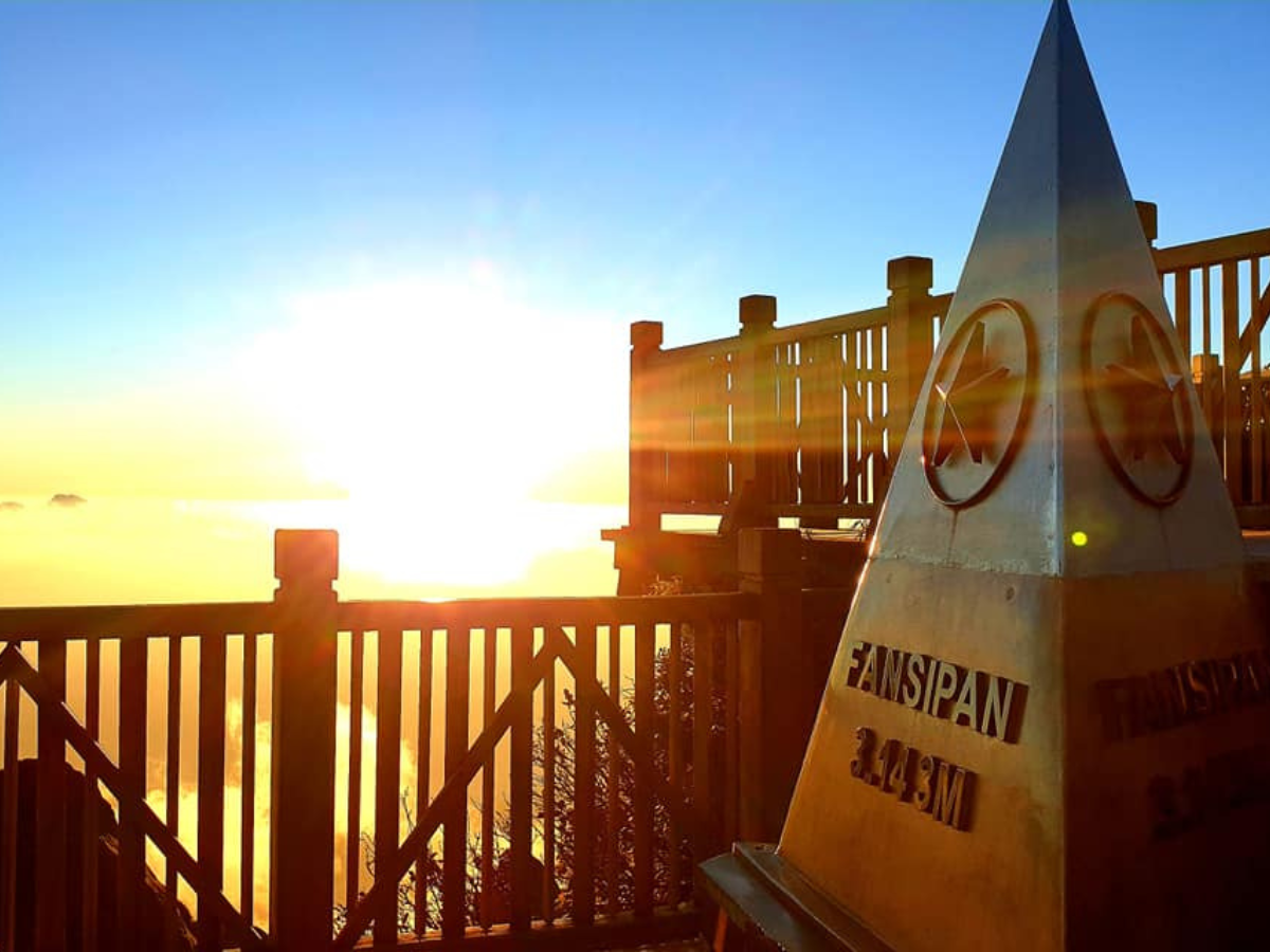 Hoàng hôn lửa rực sáng trên đỉnh Fansipan huyền thoại.