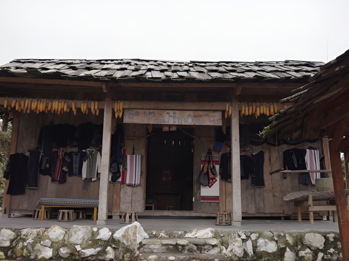 Nhà gỗ truyền thống người H’Mông ẩn hiện giữa núi rừng Cát Cát