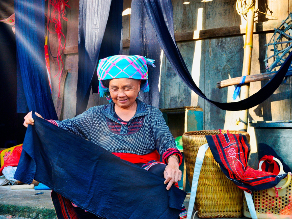 Du khách được trải nghiệm nghề dệt thổ cẩm và nhuộm chàm đặc sắc