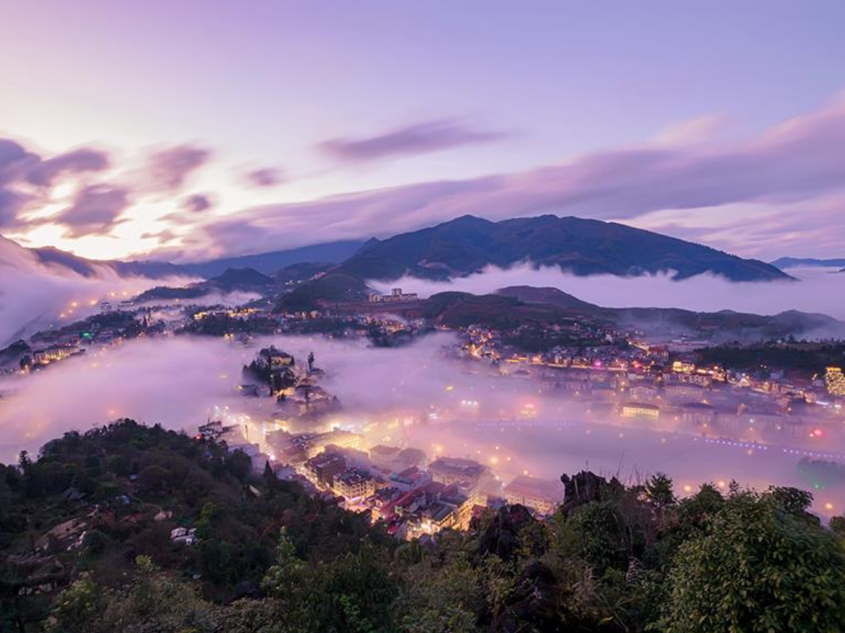 Núi Hàm Rồng như vươn cao chạm mây, ôm trọn vẻ đẹp thị trấn sương mờ