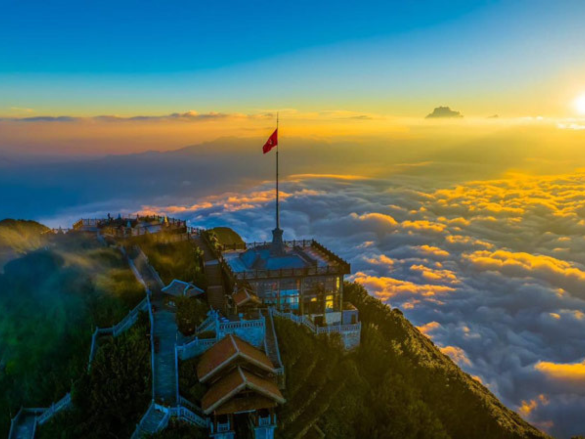 Đỉnh Fansipan vươn mình giữa biển mây, tựa “Nóc nhà Đông Dương” hùng vĩ.