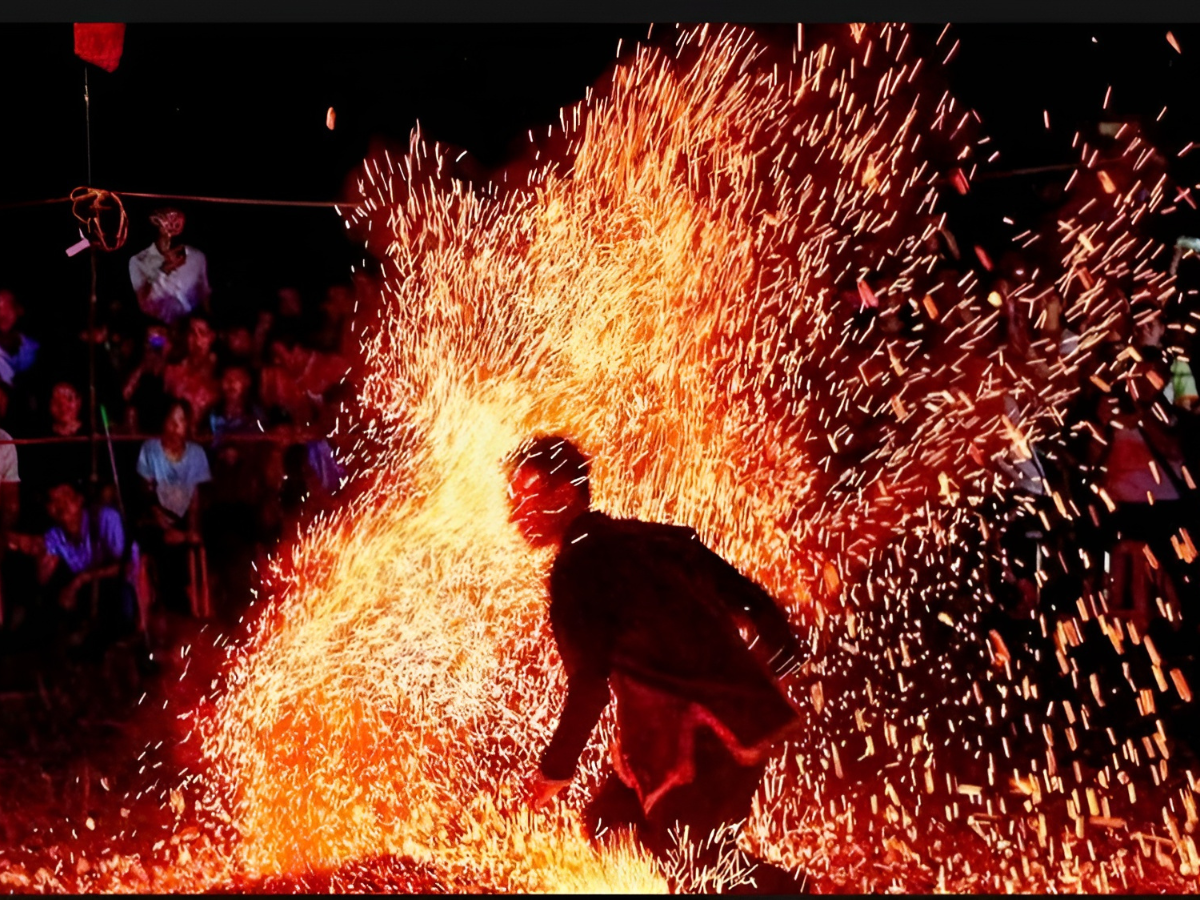 Người Dao đỏ tổ chức lễ hội nhảy lửa rực rỡ giữa mùa đông