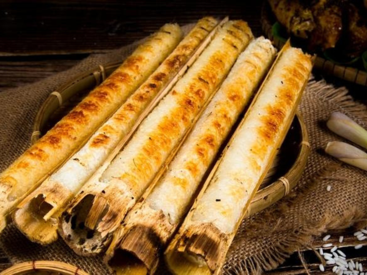 Cơm lam nướng trong ống tre lan tỏa hương thơm núi rừng