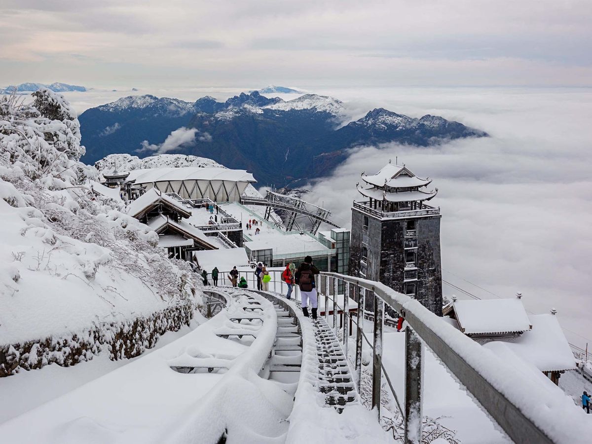 Sương mù và lễ hội mùa đông mang đến bối cảnh hoàn hảo cho chuyến đi đầy cảm xúc