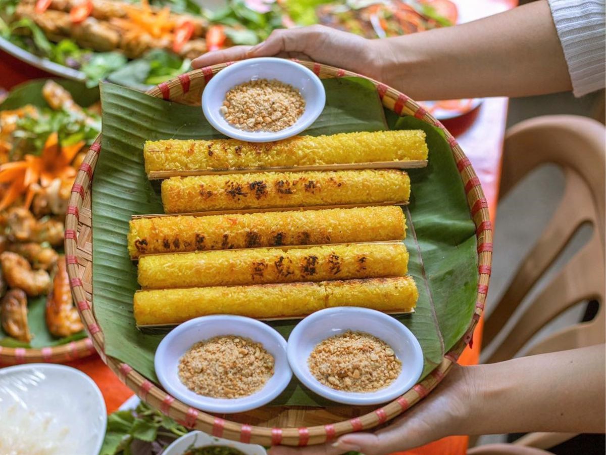 Thưởng thức cơm lam truyền thống giữa núi rừng Tây Bắc.