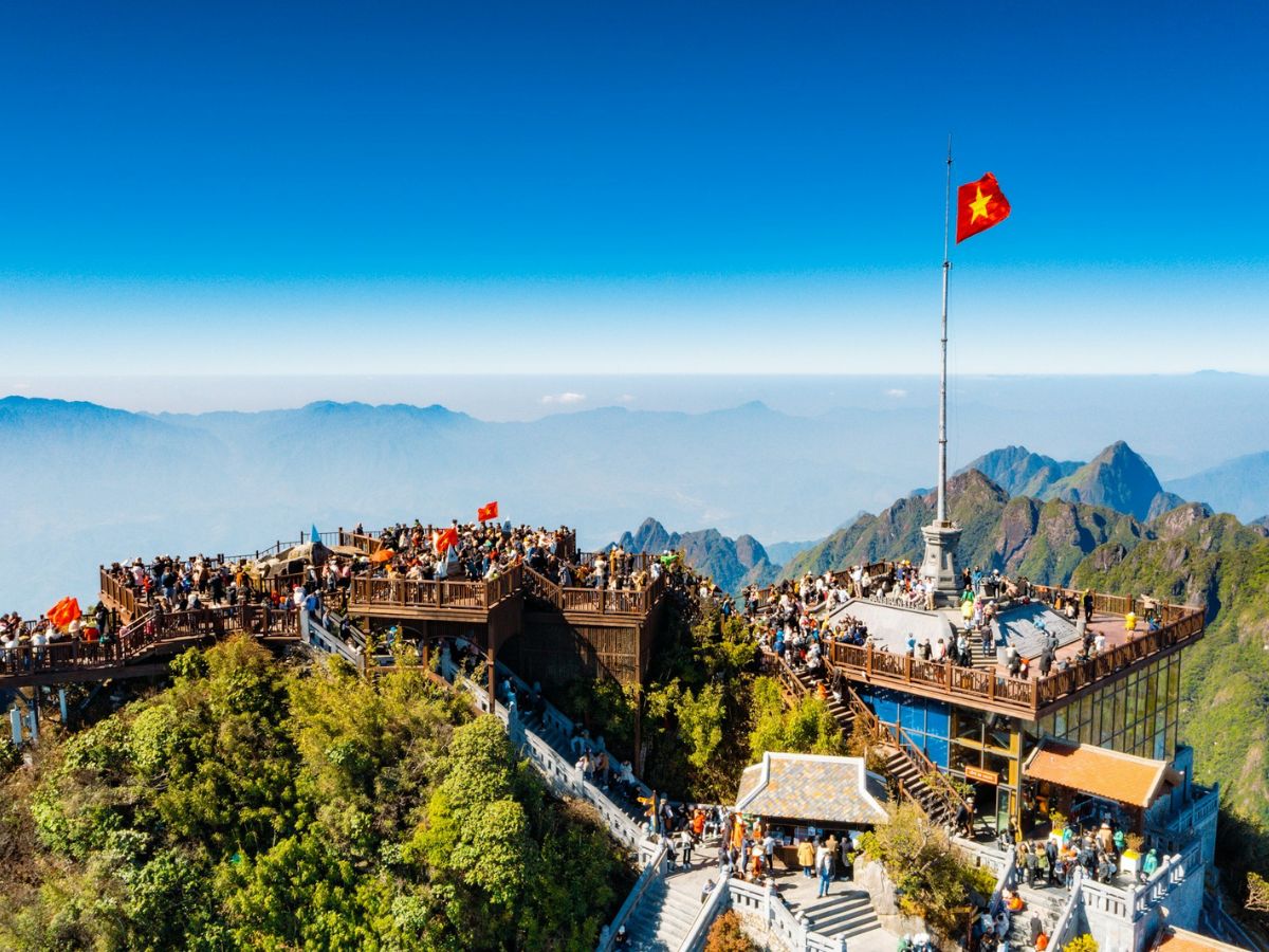 Trải nghiệm mùa xuân độc đáo giữa thiên nhiên hùng vĩ và sương mù tại Sa Pa