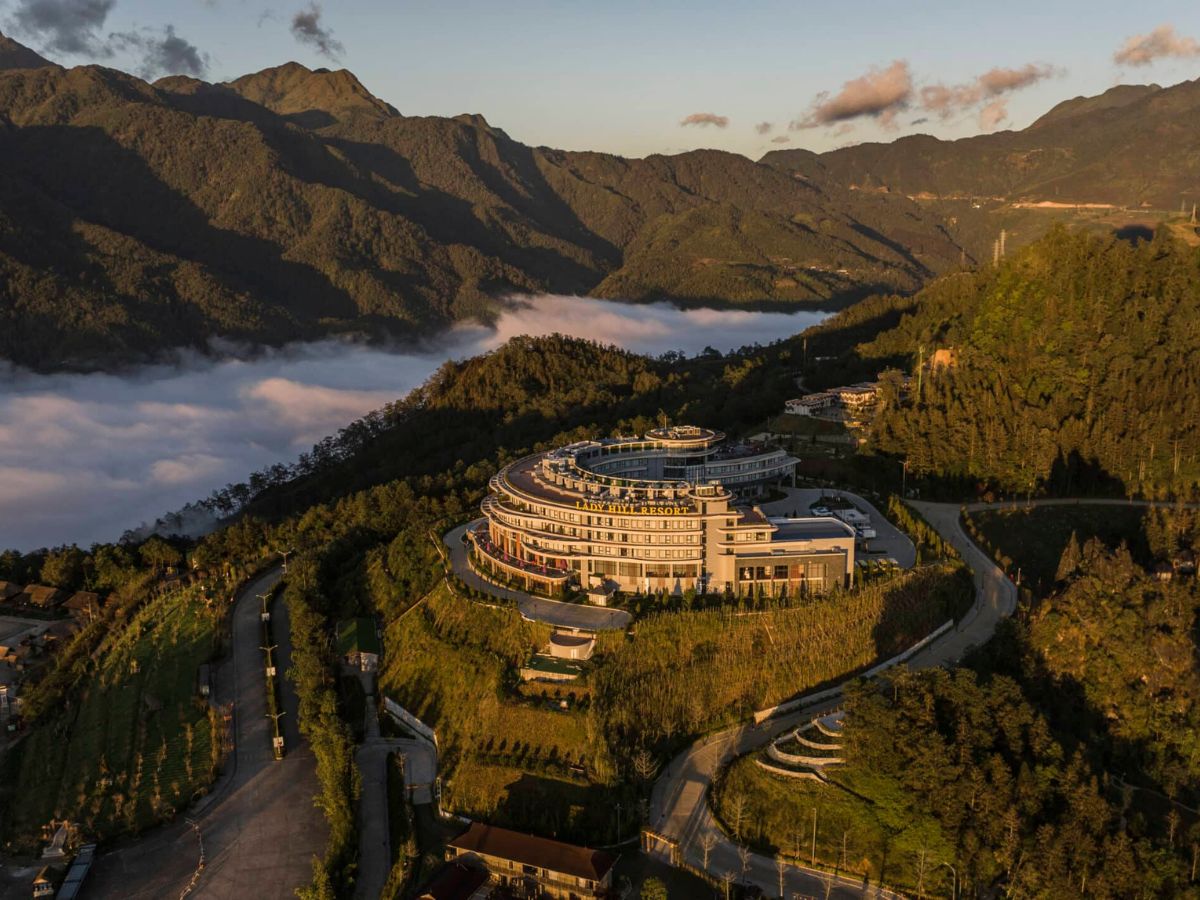 Biệt lập trên đỉnh đồi, Lady Hill Sapa Resort mở ra khung cảnh hùng vĩ.