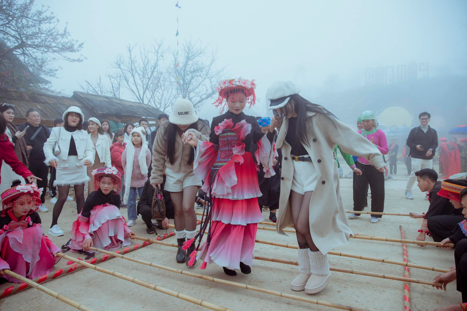 Du khách hào hứng trải nghiệm lễ hội dân tộc tại Bản Mây