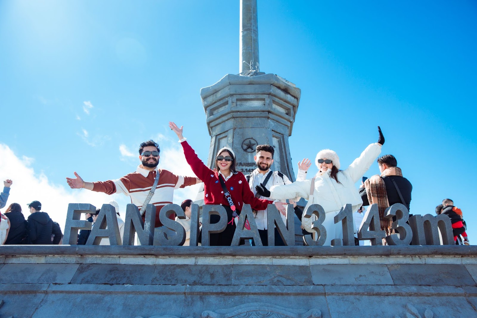 Du khách thích thú check-in trên đỉnh Fansipan.