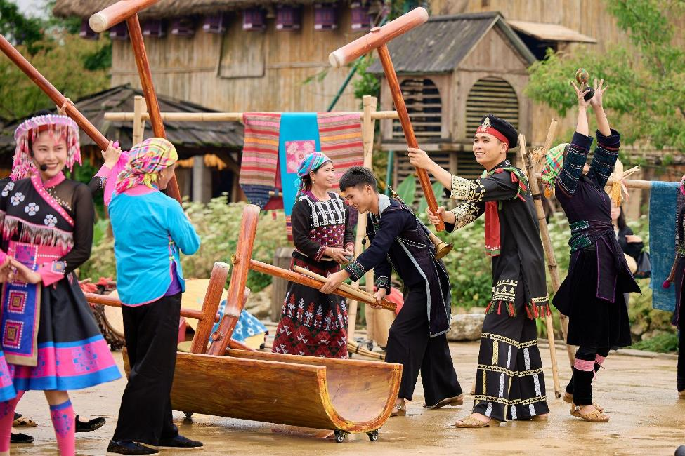 Không khí lễ hội náo nhiệt tại Bản Mây.