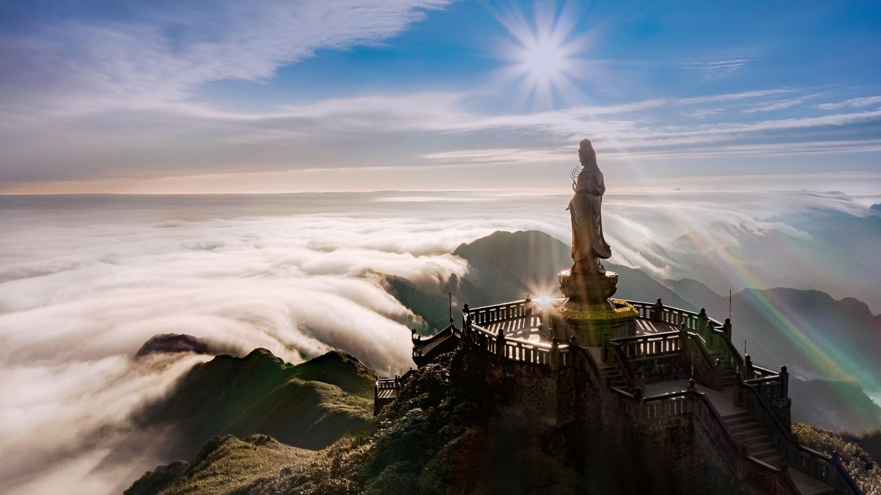 Trải nghiệm chinh phục đỉnh Fansipan giờ đã dễ dàng hơn bao giờ hết nhờ hệ thống cáp treo và tàu hoả leo núi hiện đại.