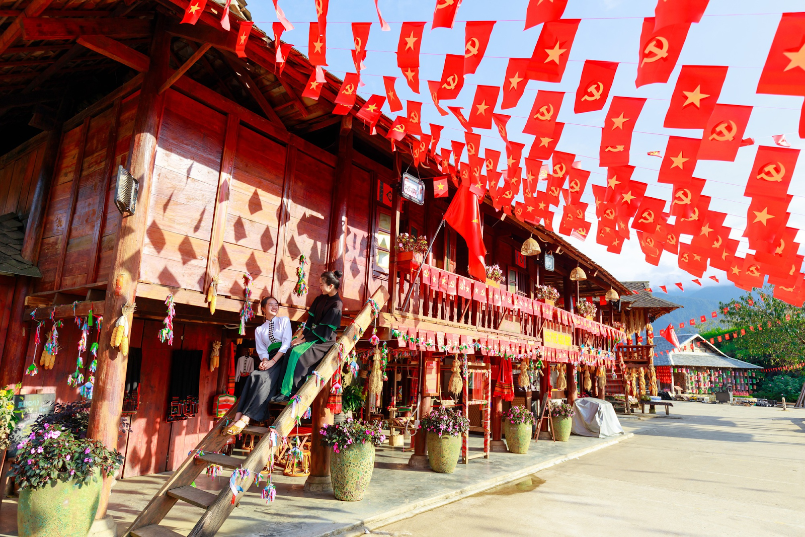 Sun World Fansipan Legend rực rỡ cờ hoa vào mỗi mùa lễ hội.