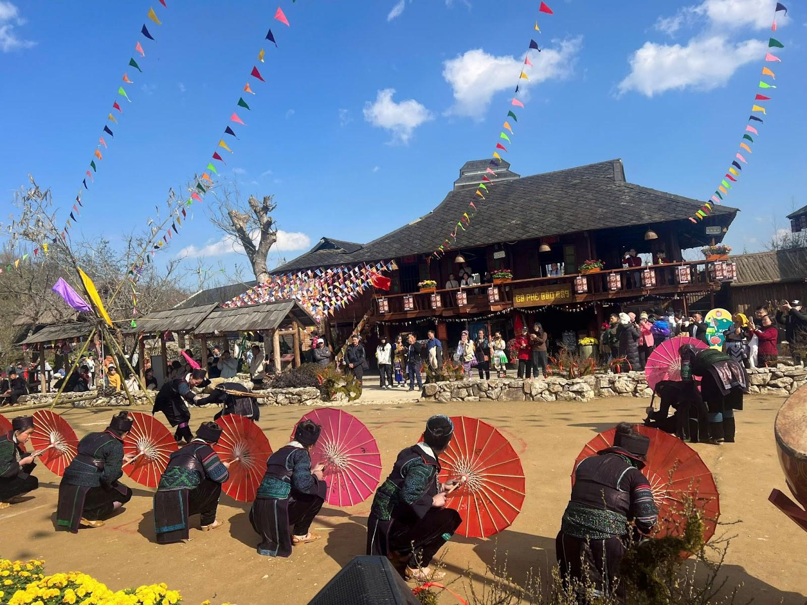 Bản Mây tổ chức nhiều chương trình nghệ thuật và lễ hội để chào đón du khách tới khai xuân