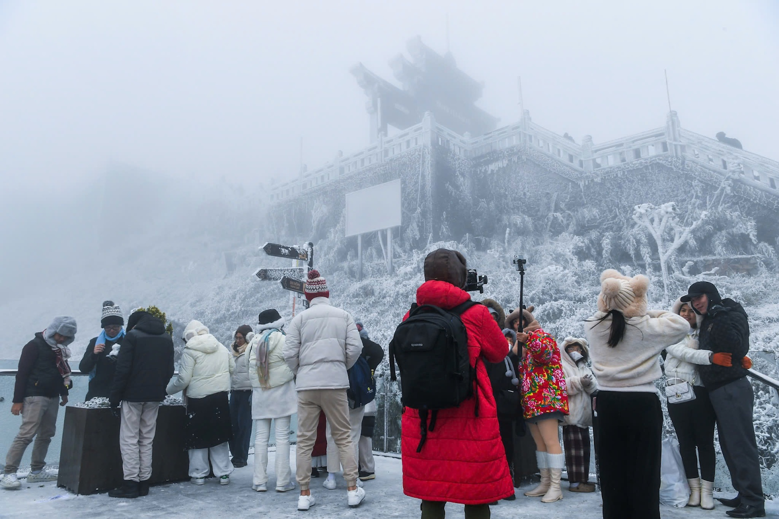 Khung cảnh băng giá bao phủ đỉnh Fansipan ngày 28 Tết