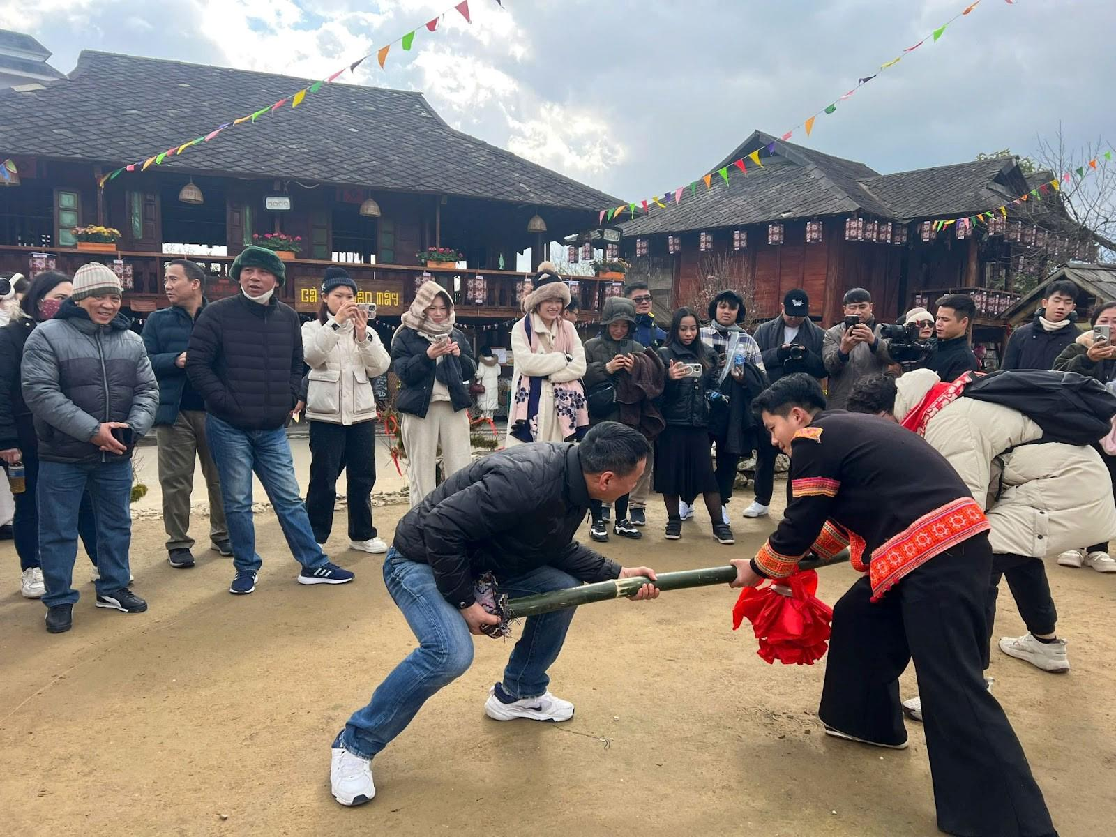 Du khách thích thú tham gia các lễ hội dân tộc cùng người bản địa tại Bản Mây