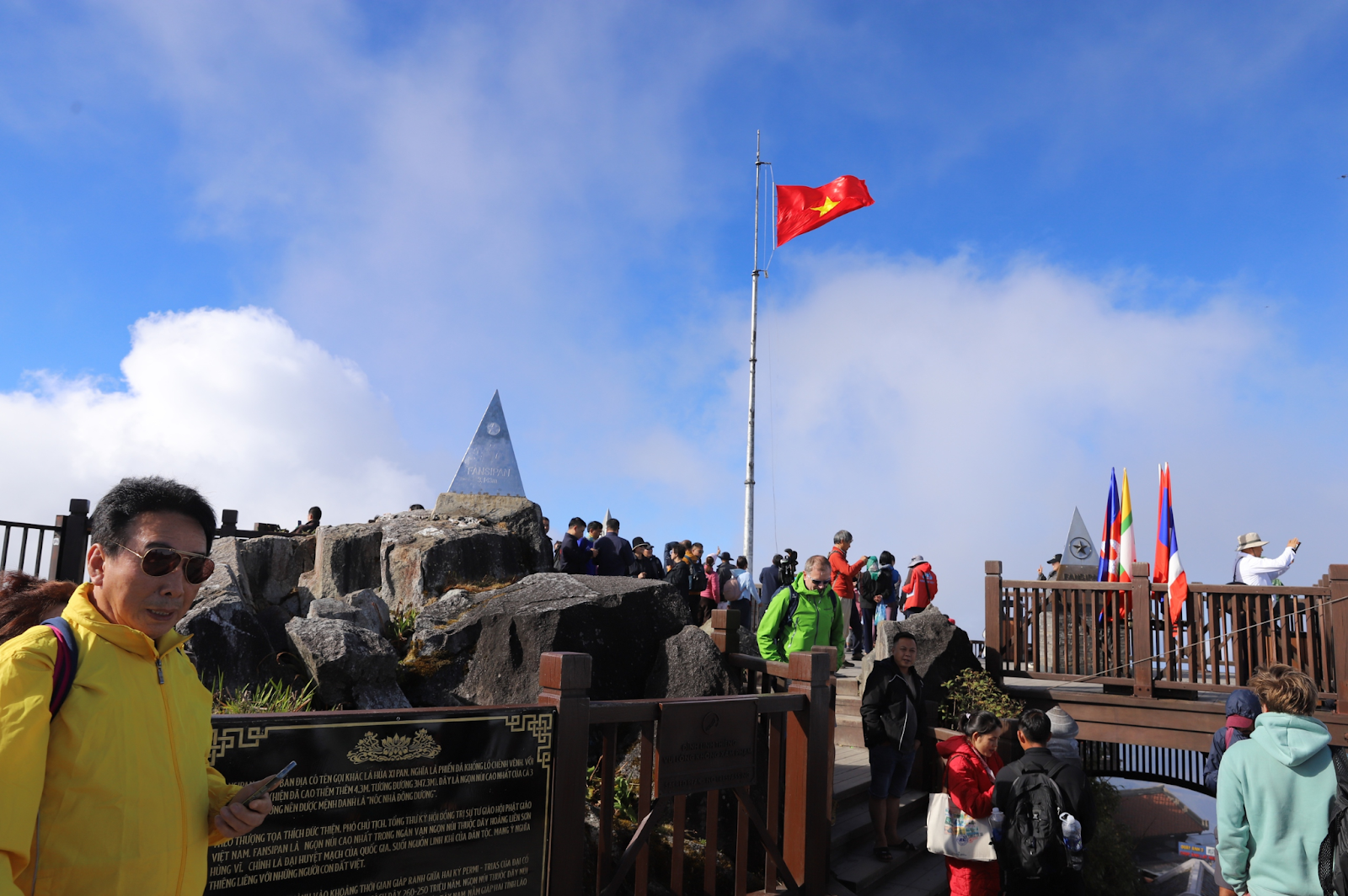Lượng lớn du khách chinh phục đỉnh Fansipan vào ngày đầu Xuân