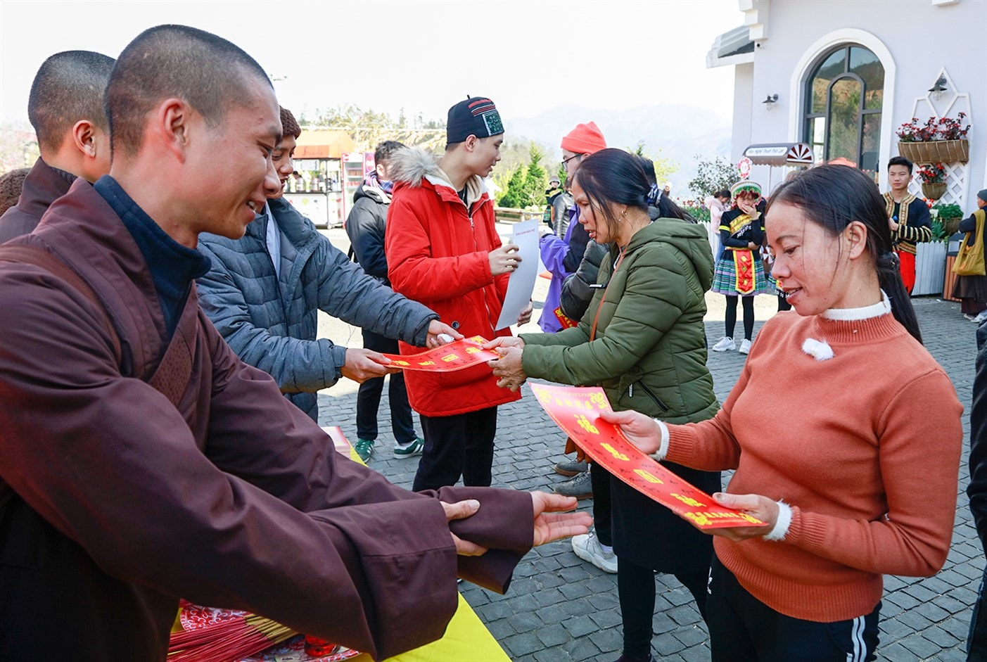 Du khách có cơ hội nhận bùa trì chú cầu bình an tại đỉnh Fansipan vào những ngày đầu Tết