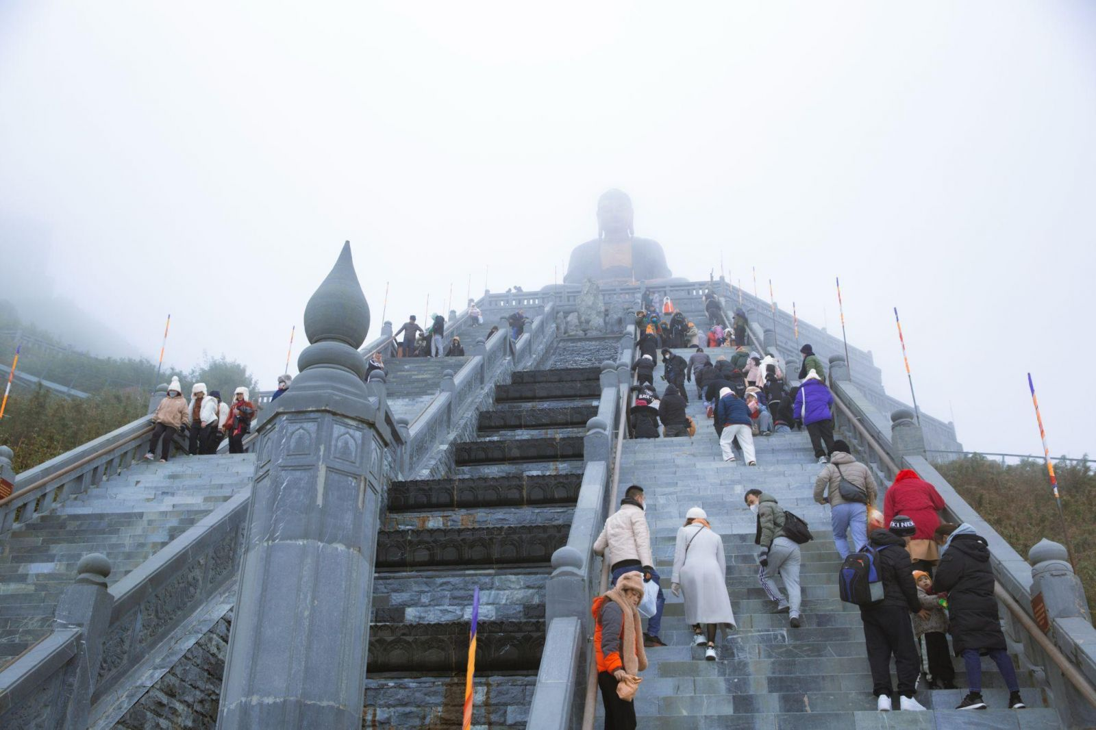 Thời tiết dịp Tết tại Sa Pa rất lạnh nên du khách cần mặc ấm để đảm bảo sức khoẻ xuyên suốt chuyến đi