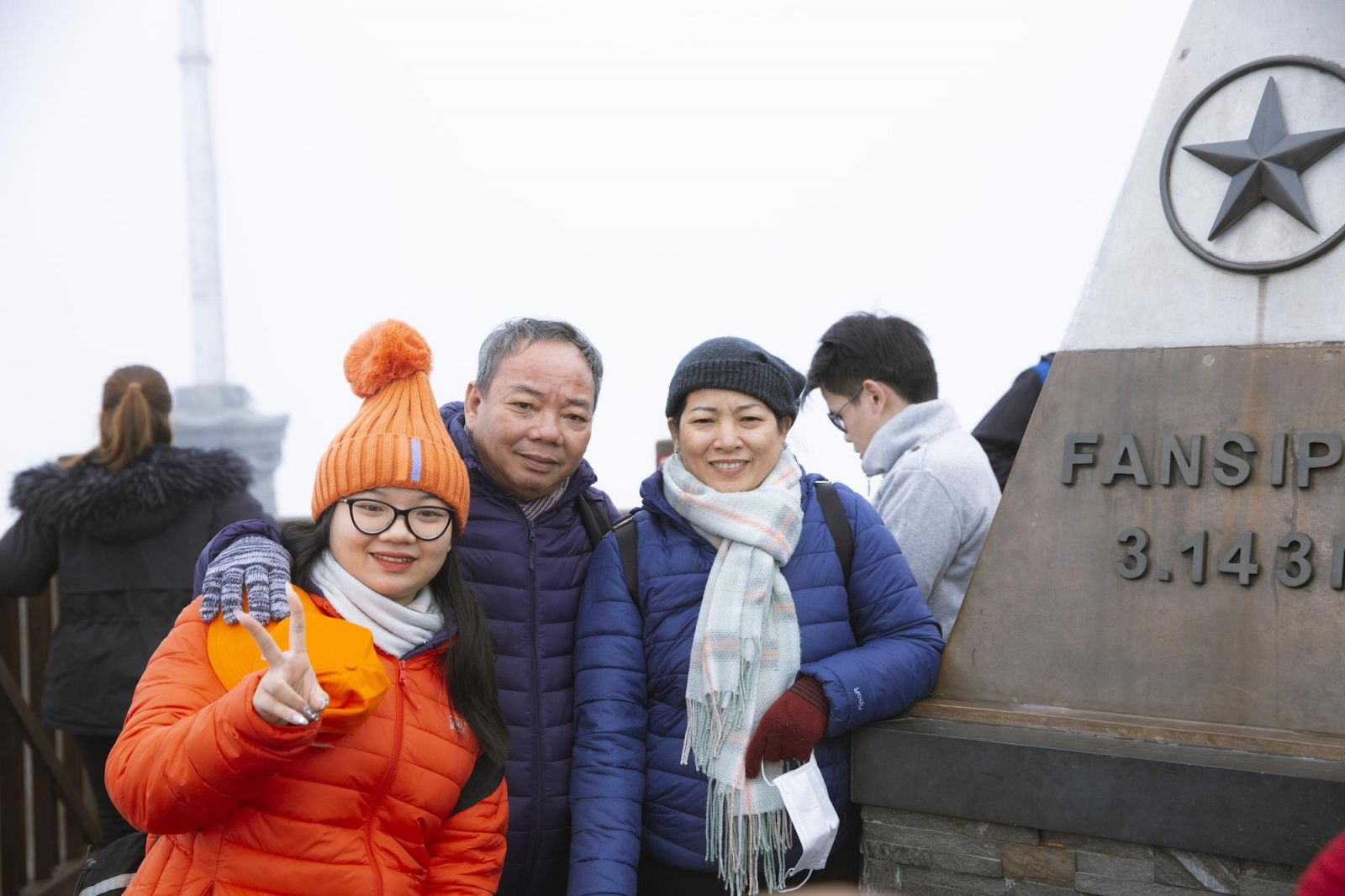 Du khách cùng gia đình hào hứng check in tại cột mốc 3.143 m trên đỉnh Fansipan