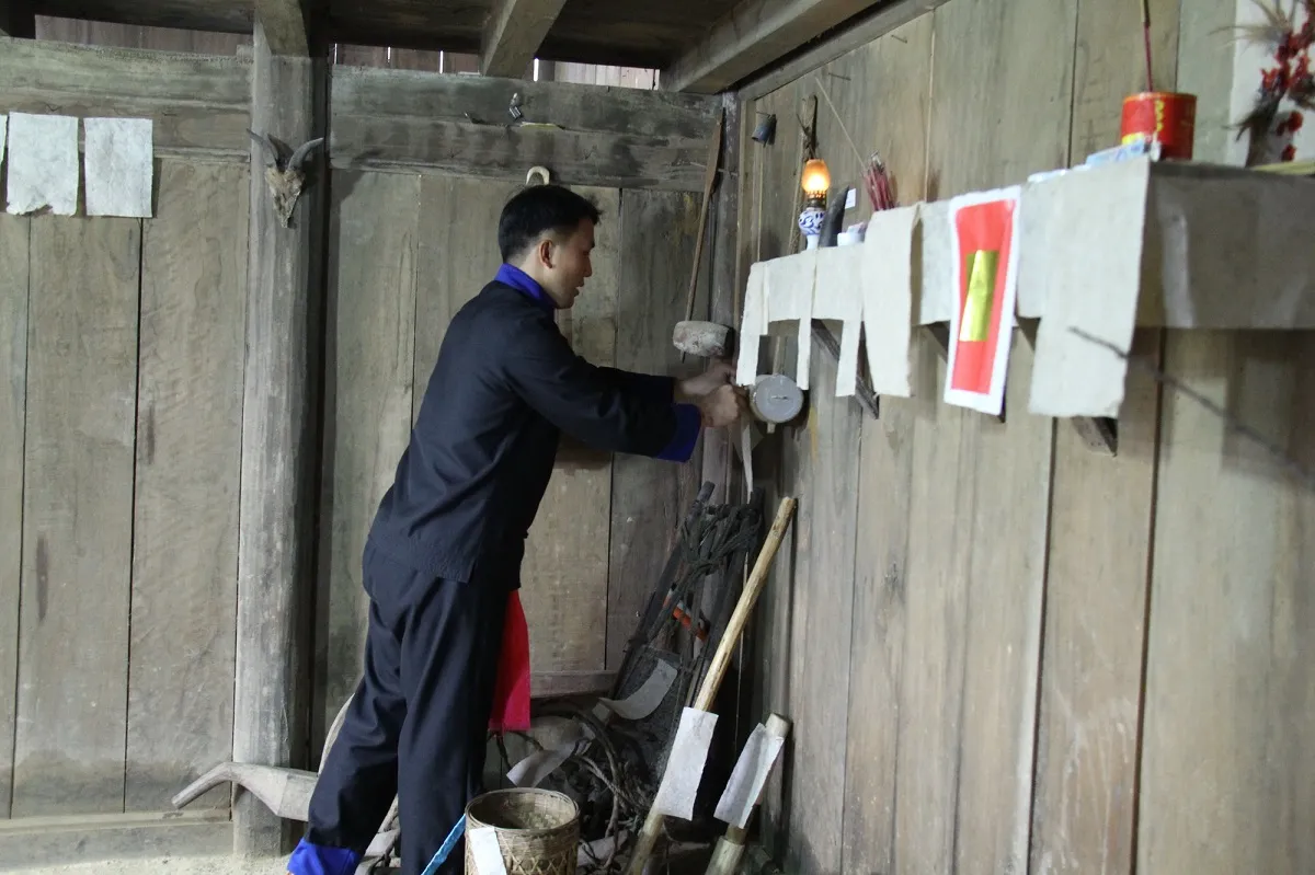 Mọi người cùng nhau trang hoàng nhà cửa chuẩn bị đón Tết