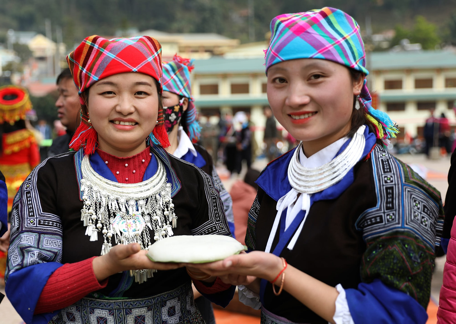 Bánh dày là món ăn không thể thiếu trong mâm cơm Tết của người Mông