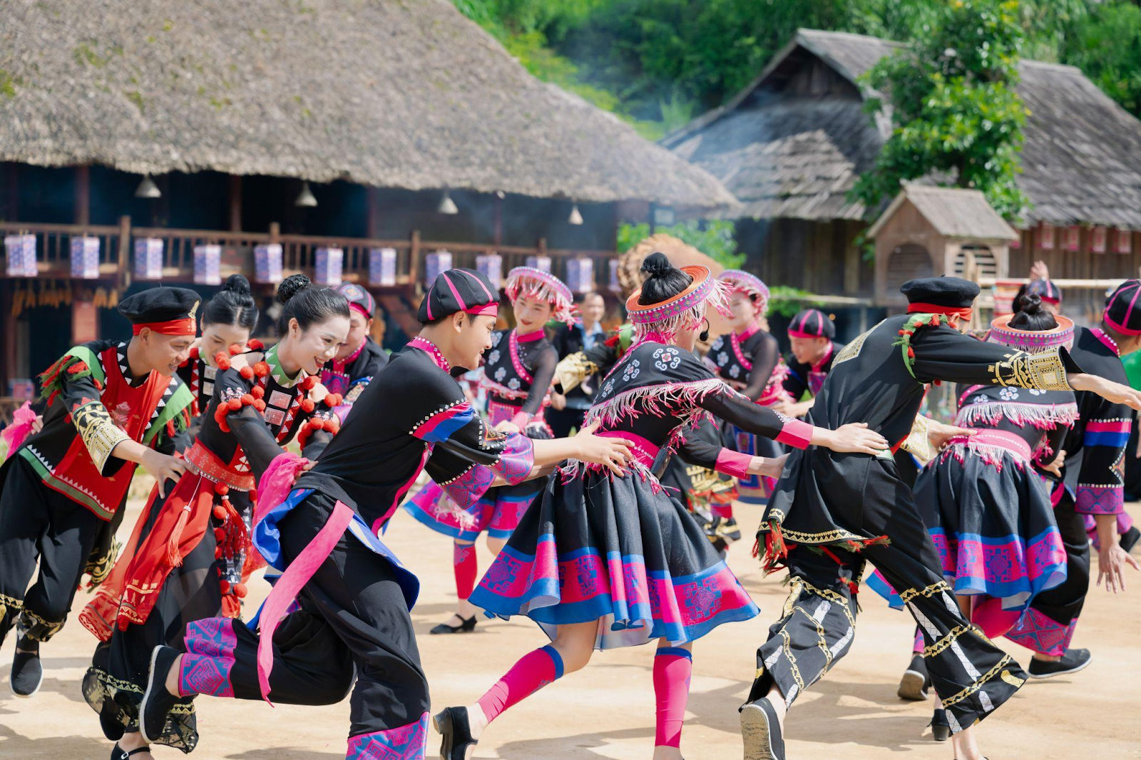 Du khách nên tôn trọng các phong tục truyền thống khi tham dự các lễ hội đầu xuân