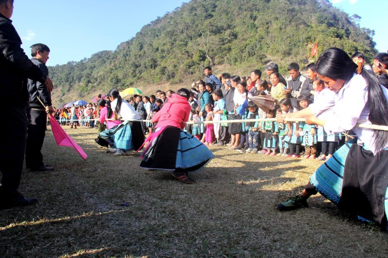 Đồng bào dân tộc người Mông thích thú trải nghiệm lễ hội và các trò chơi dân gian trong dịp Tết