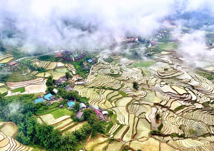 Bản Sín Chải nhìn từ trên cao hùng vĩ, mộc mạc.