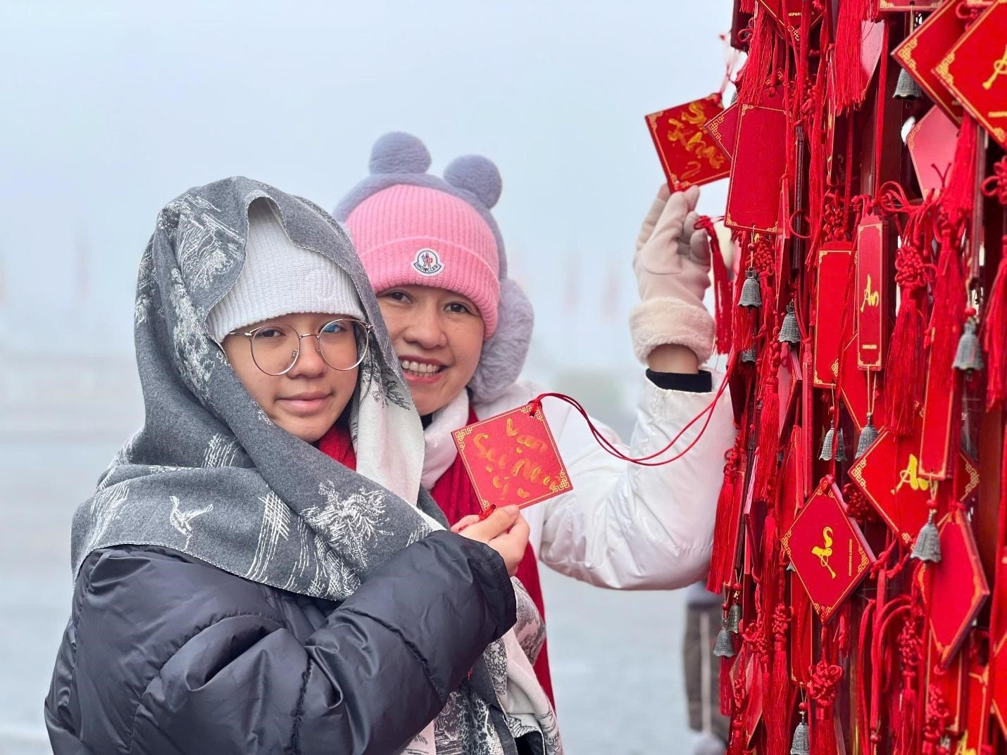 Du khách nhận thẻ cầu bình an tại Sun World Fansipan Legend vào dịp Tết Nguyên đán