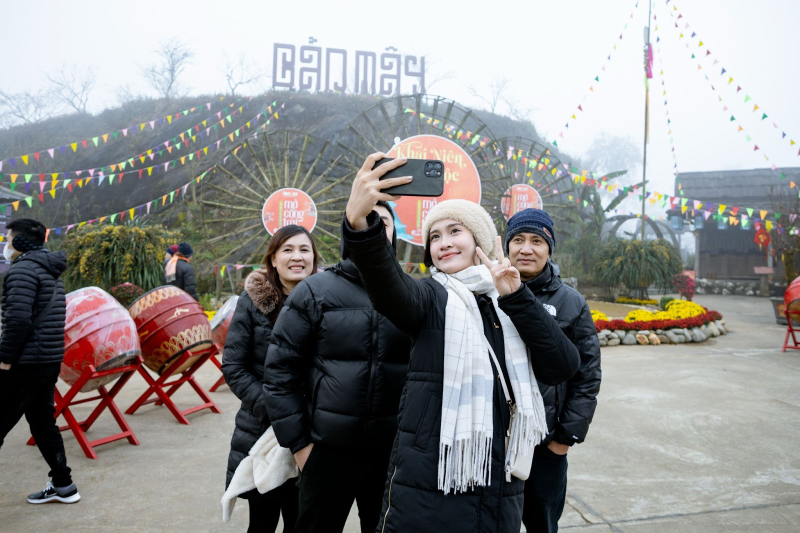 Du khách tham quan và trải nghiệm không khí xuân tại Bản Mây