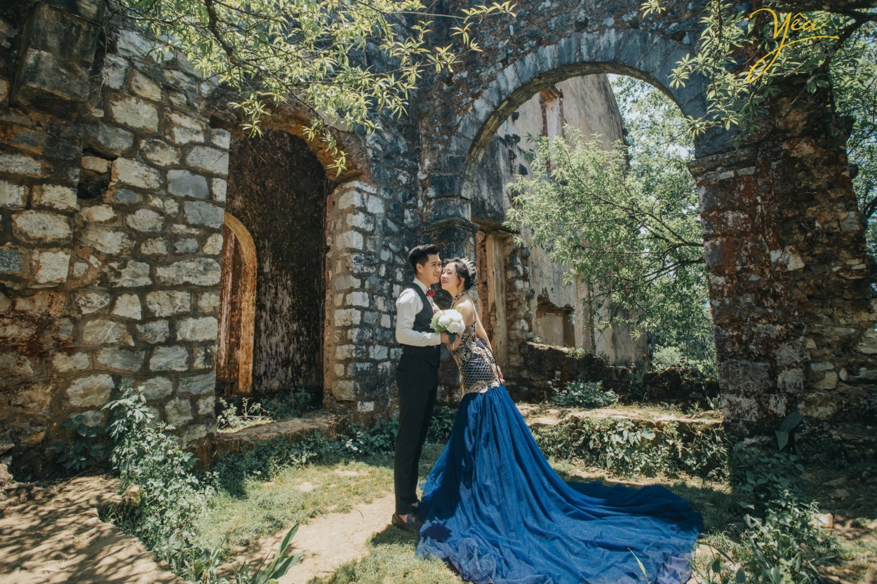 Không gian tĩnh lặng và hoài cổ tại tu viện Sa Pa là điểm chụp ảnh yêu thích của nhiều cặp đôi