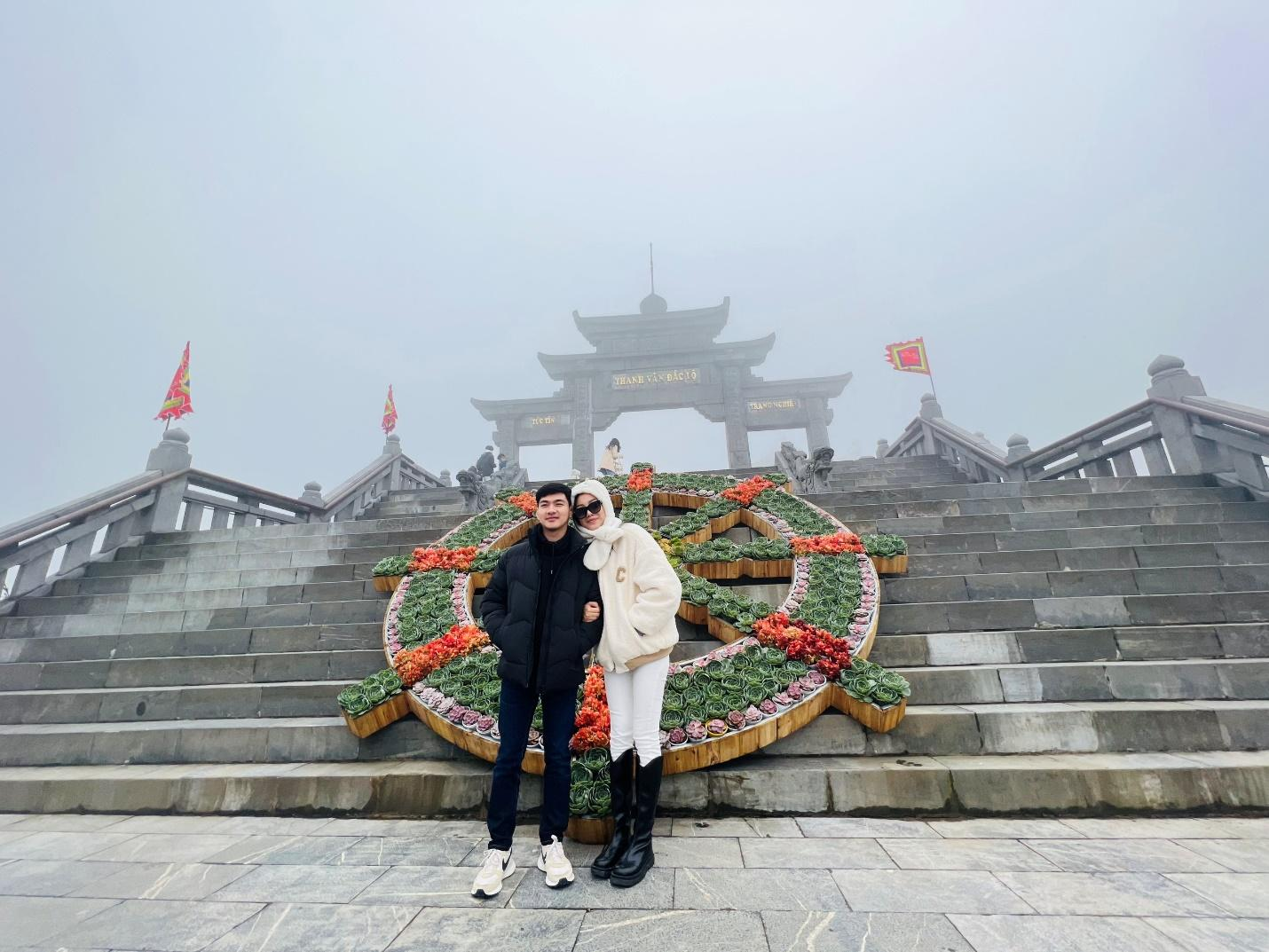 Cặp đôi cùng nhau chinh phục đỉnh Fansipan ngày đầu năm mới