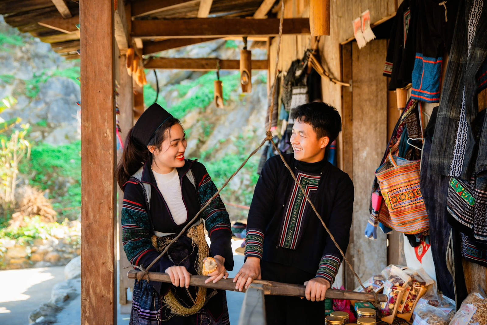 Cặp đôi cùng nhau trải nghiệm đời sống của người dân tộc tại Bản Mây