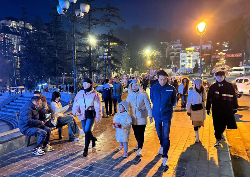 Buổi tối là thời gian lý tưởng để các cặp đôi đi dạo quanh trung tâm Sa Pa