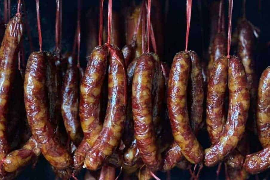 Lạp xưởng xông khói là món ăn quen thuộc trong bữa cơm Tết ở Sa Pa