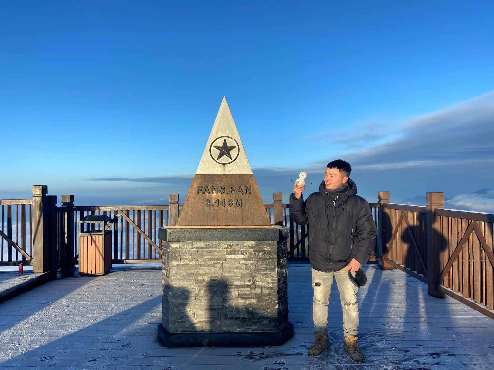 Du khách thành công “săn” băng giá trên đỉnh Fansipan