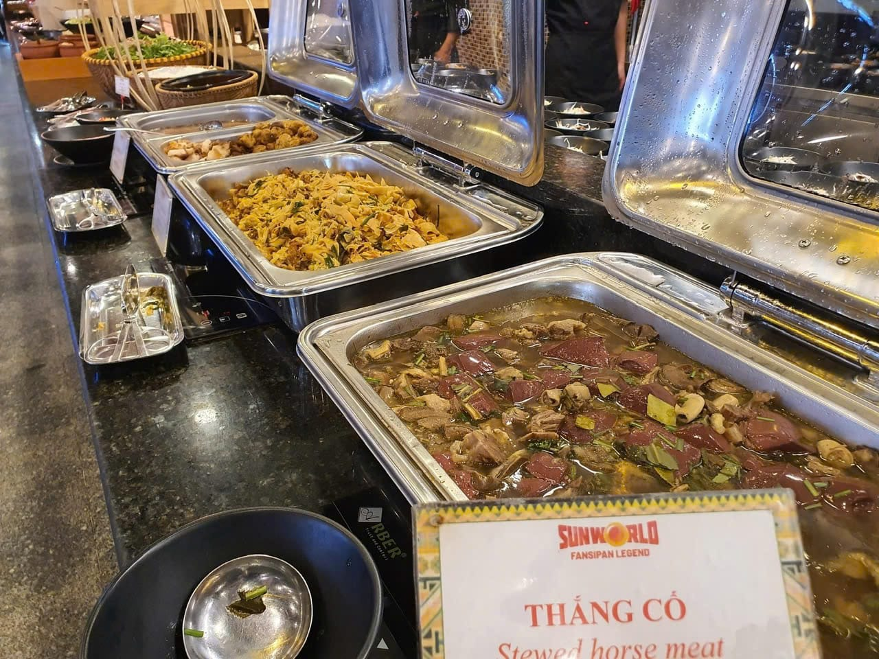 Du khách có thể thưởng thức mọi đặc sản Sa Pa tại buffet Vân Sam