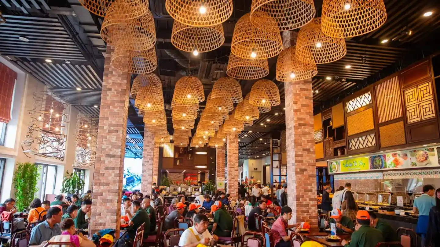 Du khách nên đi sớm hơn giờ ăn trưa hoặc đầu giờ chiều để tránh phải chờ đợi lâu