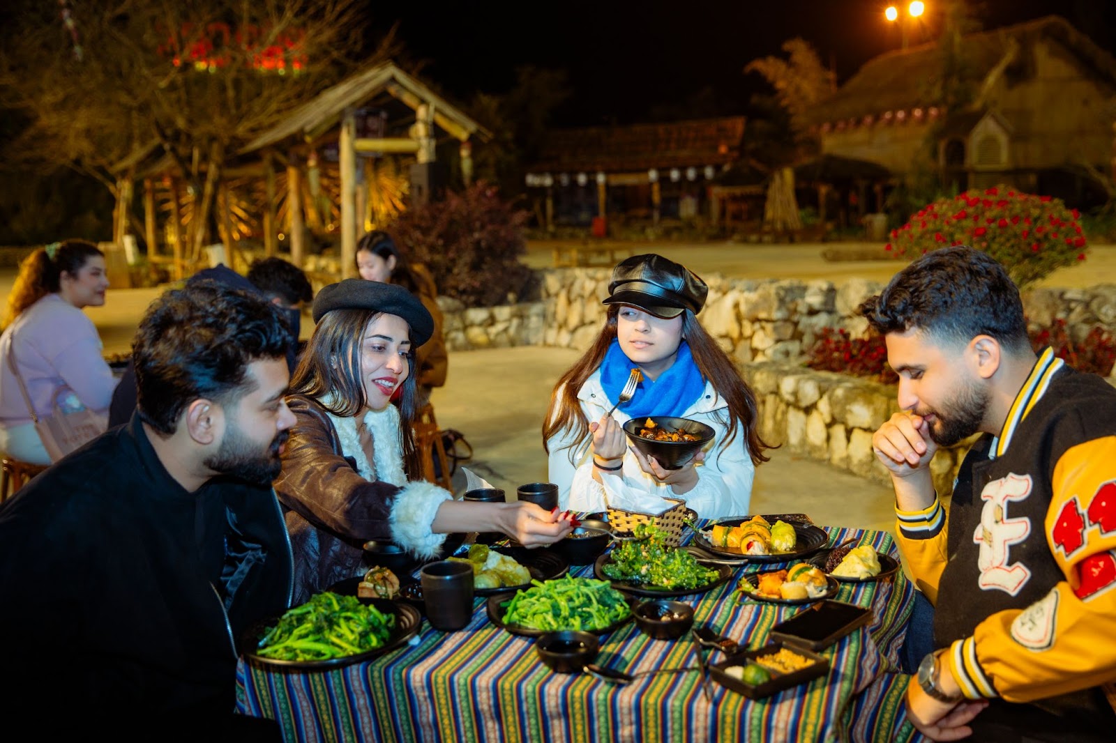 Du khách trải nghiệm ẩm thực tối tại Bản Mây